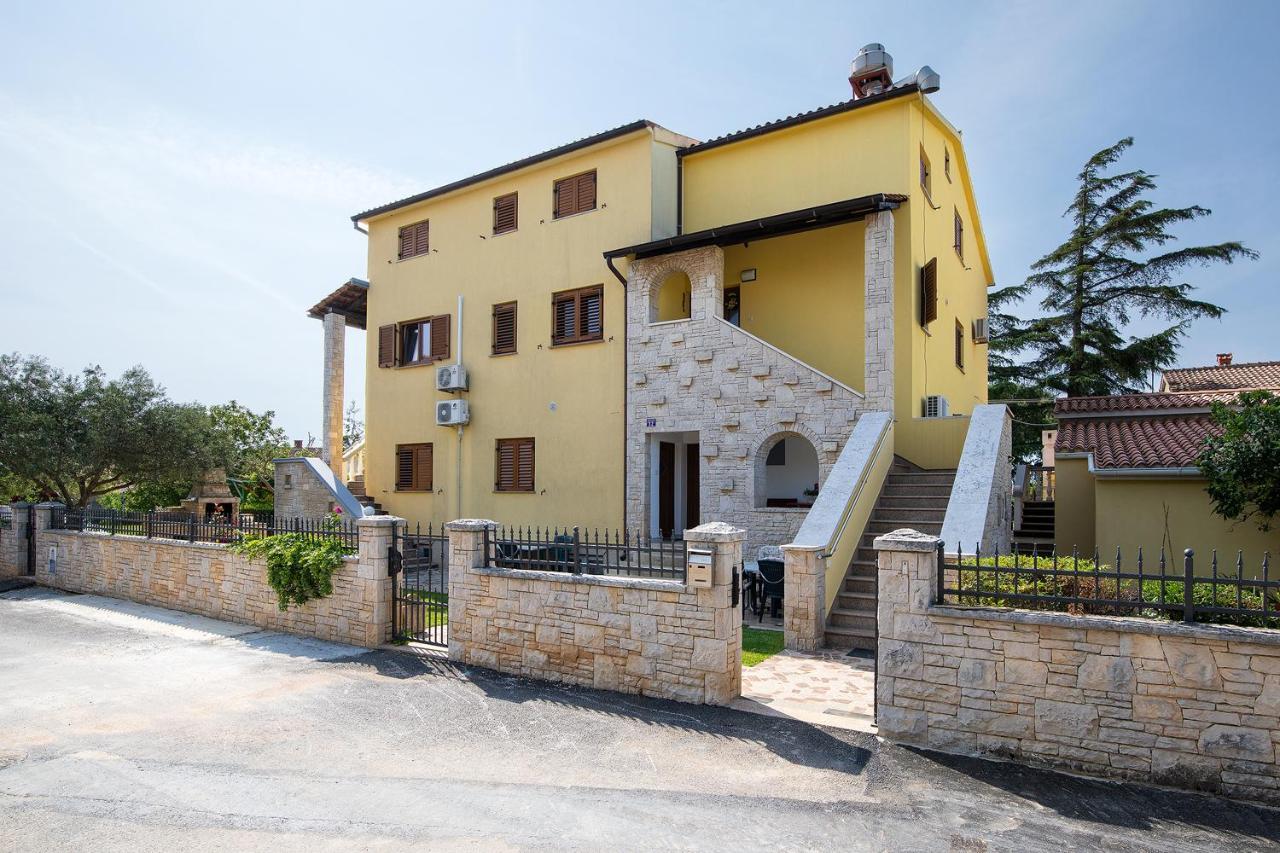 Daire Dadic With Parking & Playground Medulin